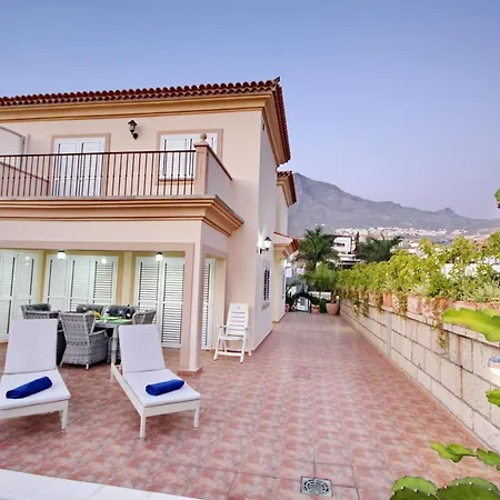 Vila Large Villa With Pool In Madronal De Fanabe *