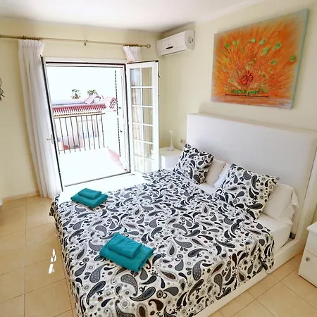 Large villa with pool in Madroñal de Fañabé