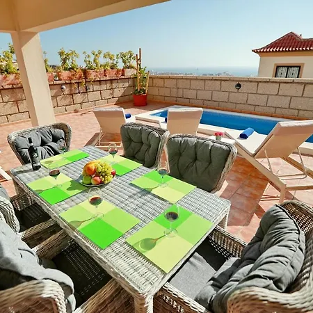 Villa Large villa with pool in Madroñal de Fañabé